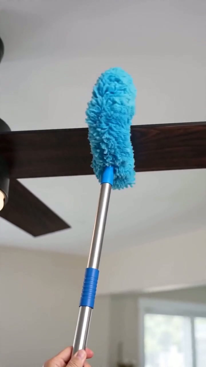 The microfiber head traps dust instead of scattering it